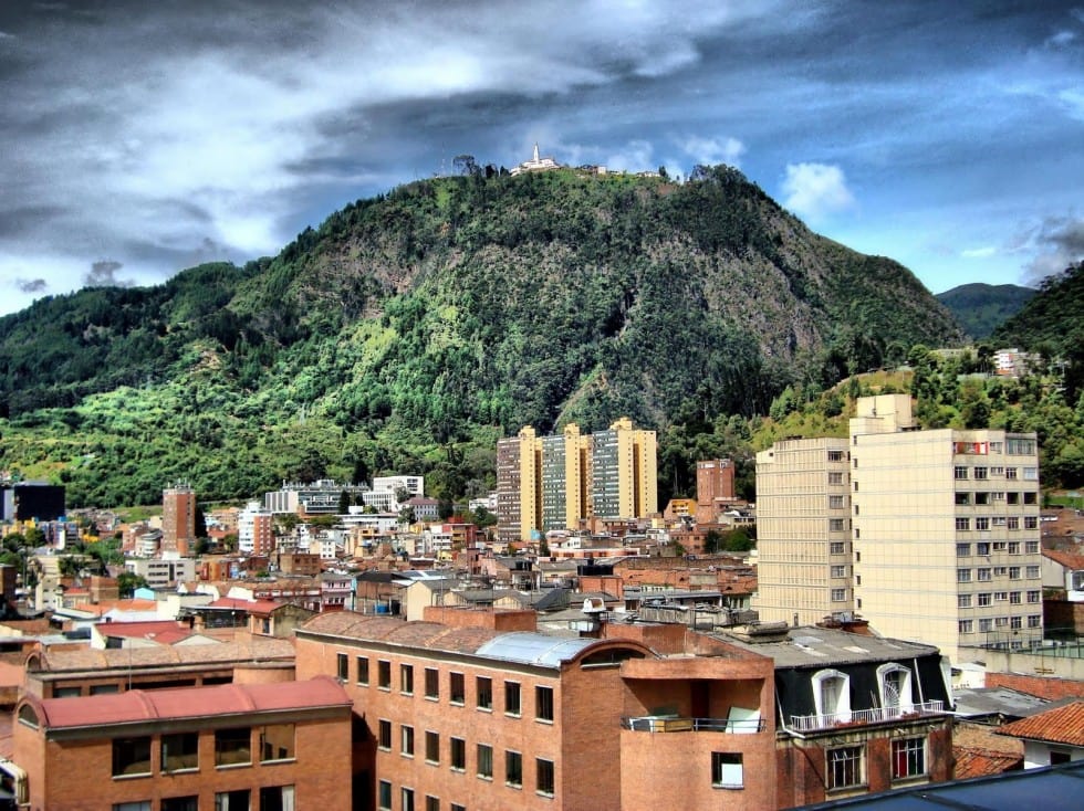 Vista de baixo de Monserrate em Bogotá