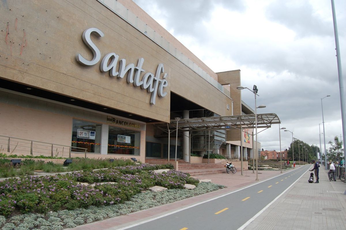 Entrada traseira do Centro Comercial Santafe em Bogotá