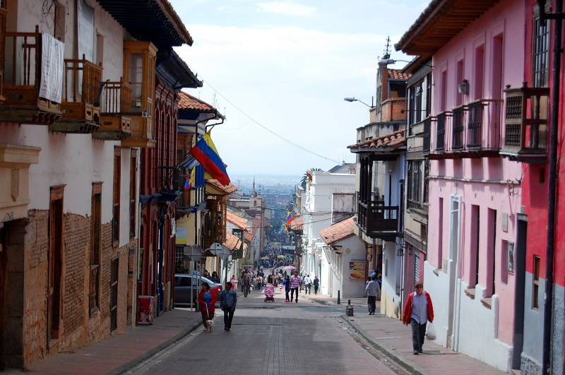 Turistas em rua da Colômbia