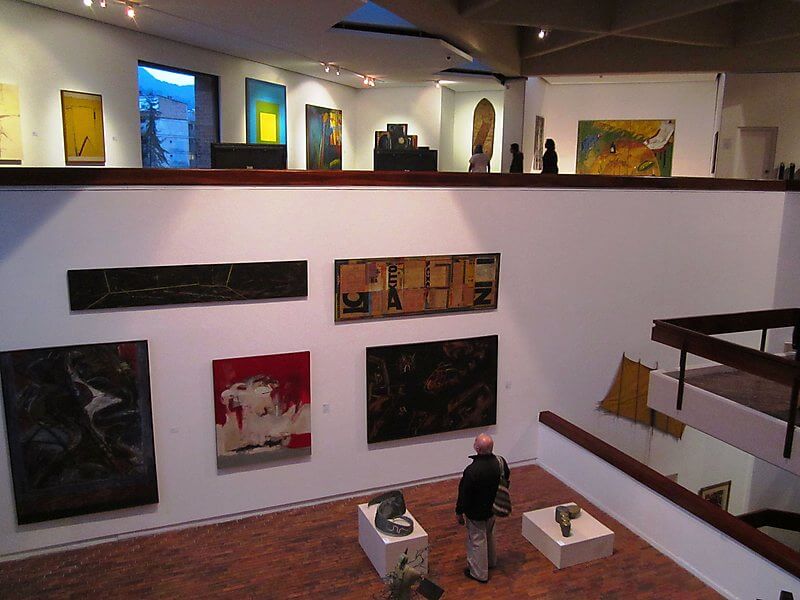 Interior com obras do Museu de Arte Moderna de Bogotá