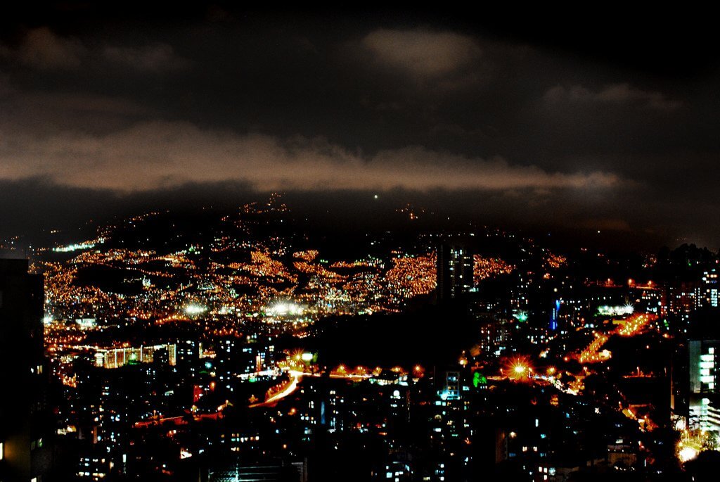 Curtir a noite em Medellín