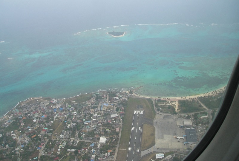 Avião sobrevoando San Andrés