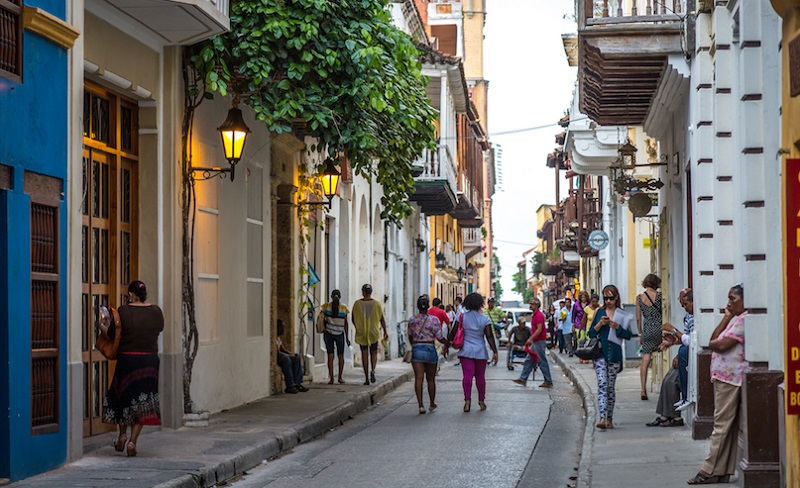 Turistas andando em Cartagena