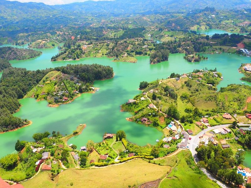 Vista aérea da cidade de Guatapé na Colômbia