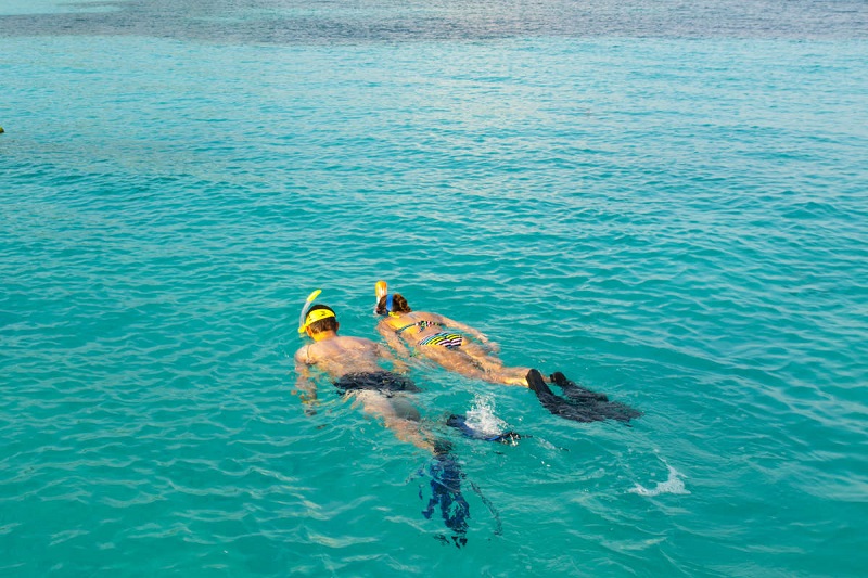 Turistas fazendo mergulho em San Andrés