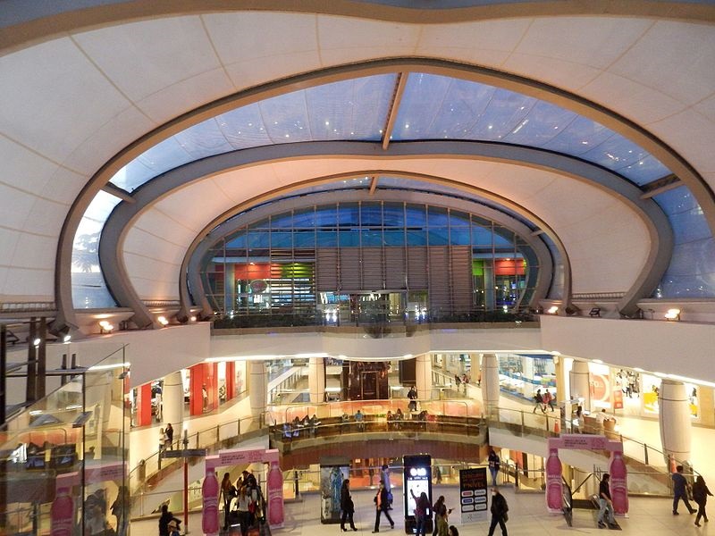 Interior do Shopping Titan Plaza