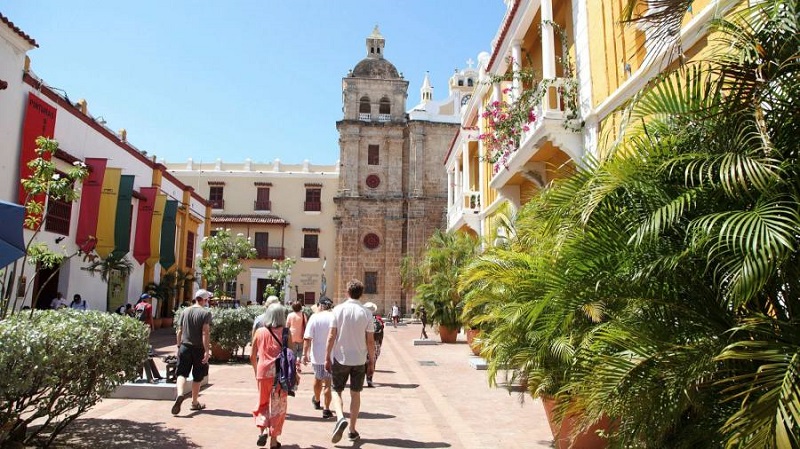 Turistas caminhando no centro de Cartagena