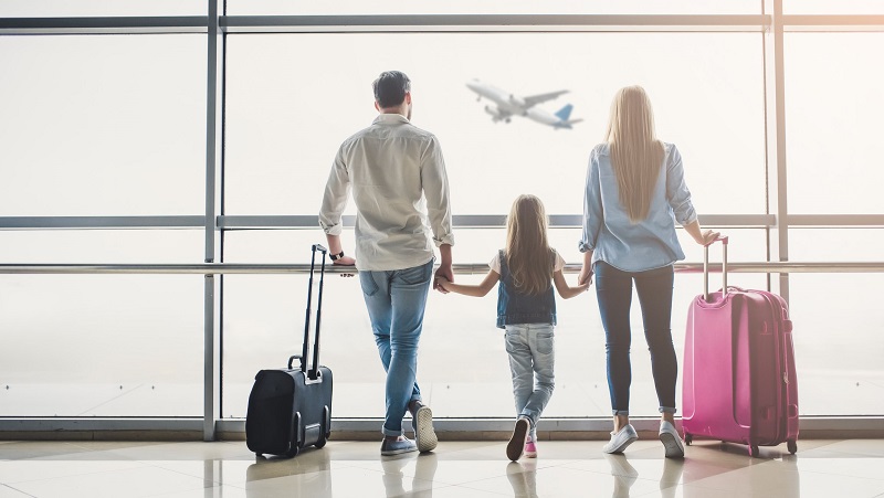 Família aguardando em aeroporto