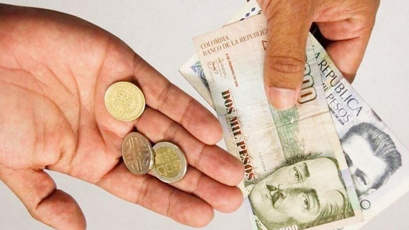 Moedas e notas de pesos colombianos