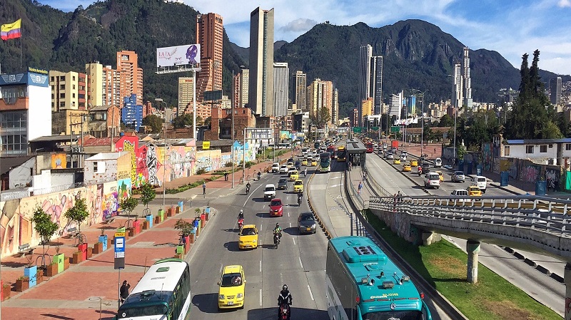 Movimentação de carros no centro de Bogotá