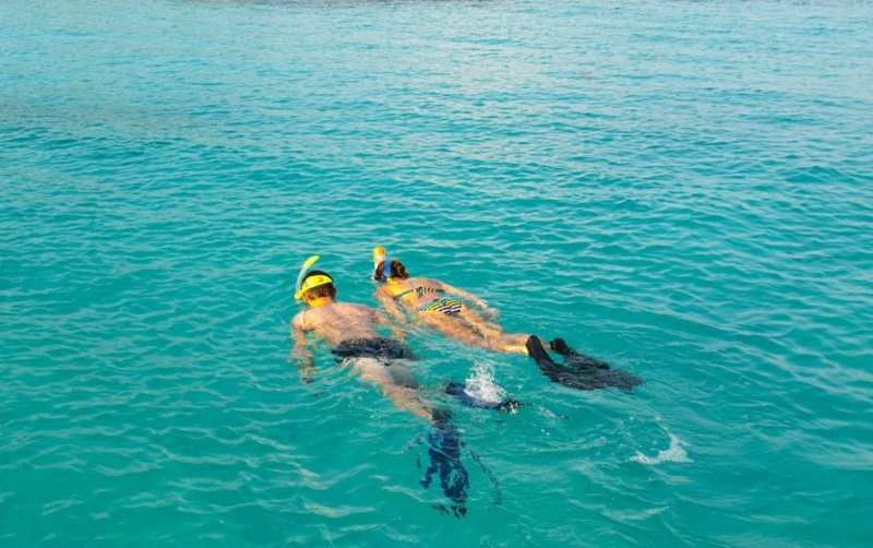 Pessoas nadando em Cayo El Acuario em San Andrés