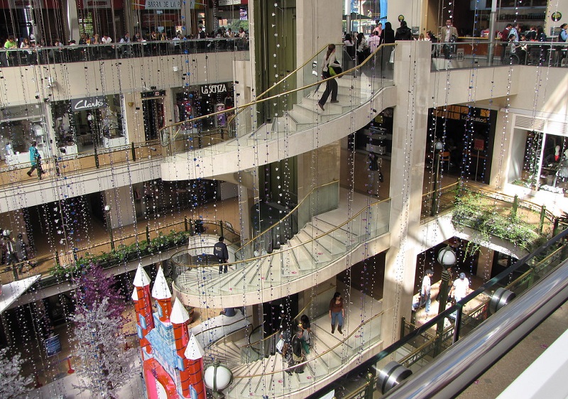 Interior do Centro Comercial Andino em Bogotá