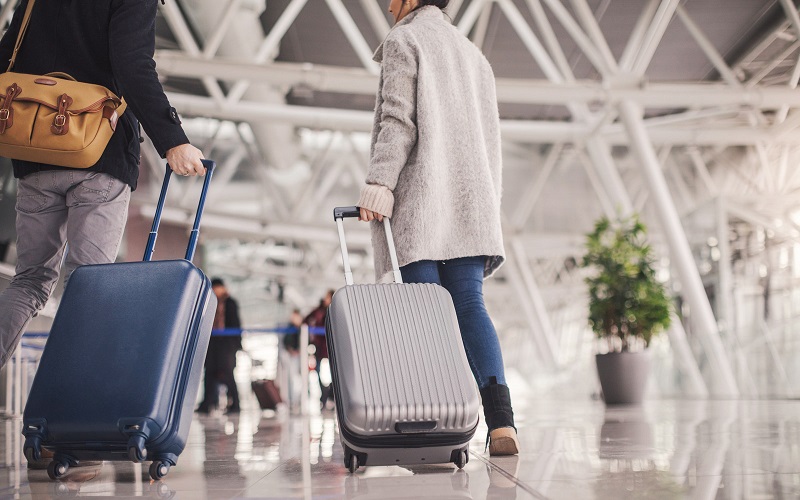 Turistas com malas em aeroporto