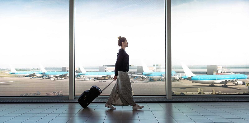Menina com mala em aeroporto