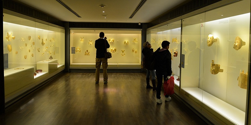Pessoas no Museo del Oro em Bogotá