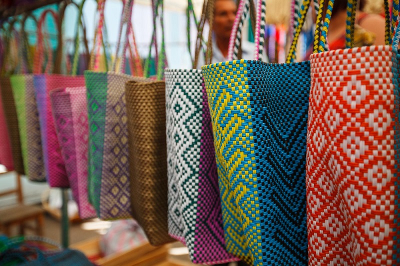 Bolsas coloridas Wayuu vendidas em Medellín na Colômbia