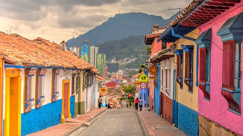 Casas coloridas no bairro La Candelaria em Bogotá