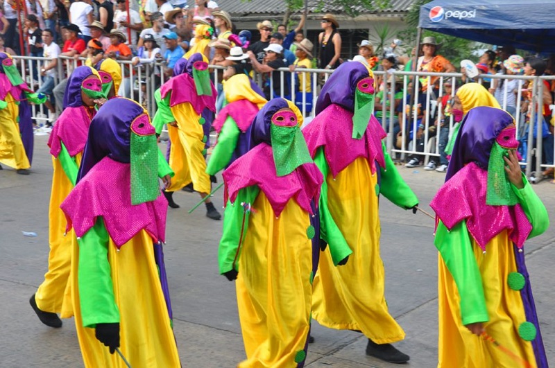 Monocucos desfilando no Carnaval em Barranquilla na Colômbia