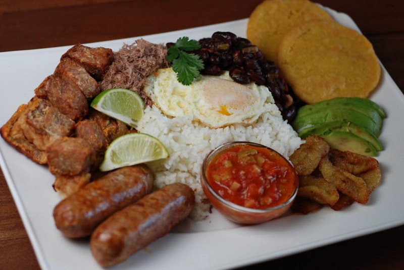 Bandeja paisa: prato típico colombiano