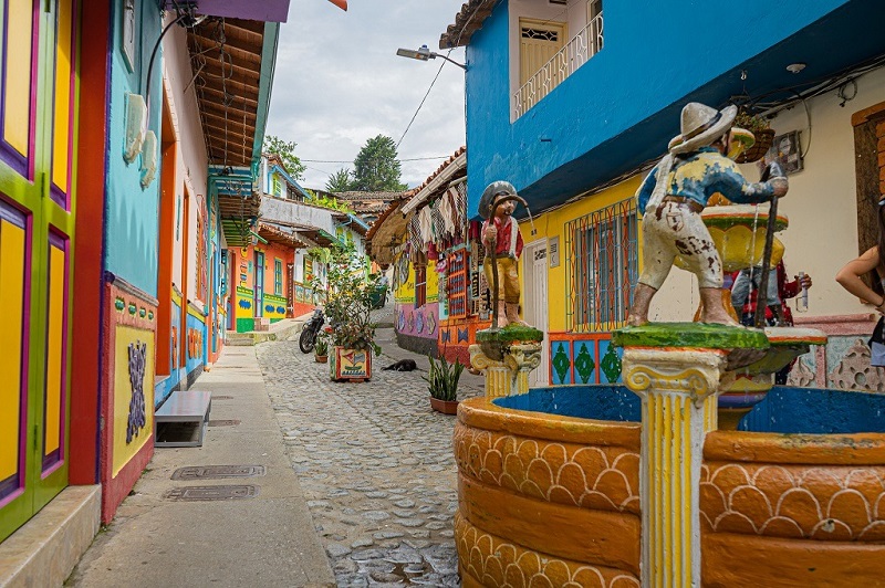Rua colorida em Guatapé na Colômbia