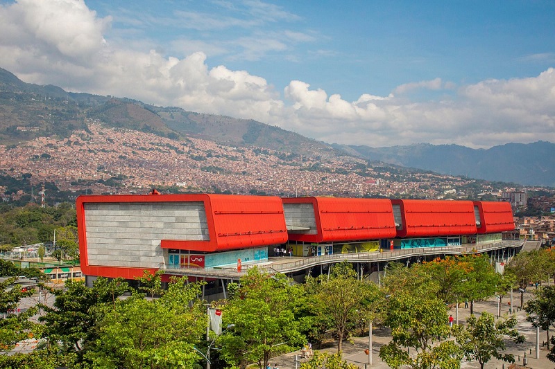 Vista ampla do Parque Explora em Medellín