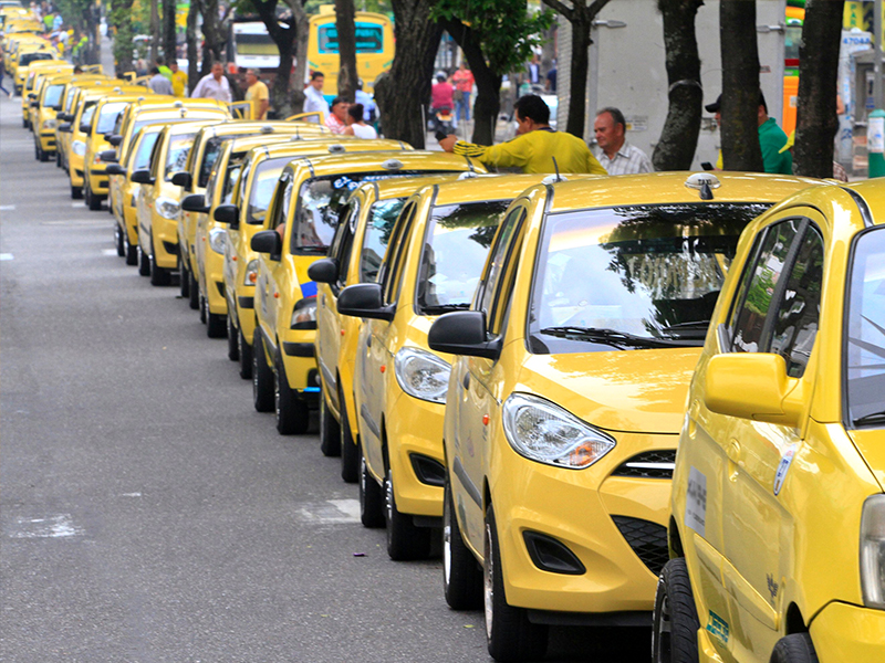 Fileira de táxis em Cartagena