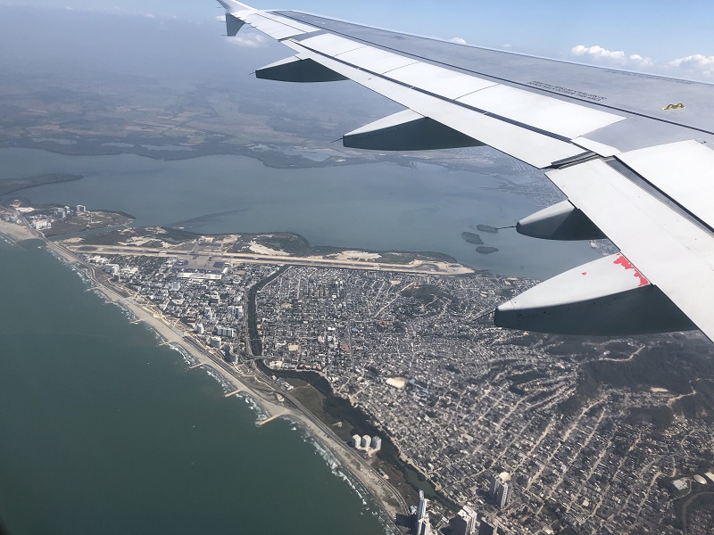 Avião sobrevoando a cidade de Cartagena
