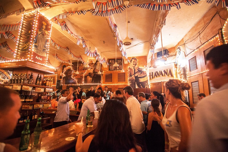 Pessoas curtindo no bar Cafe Havana em Cartagena