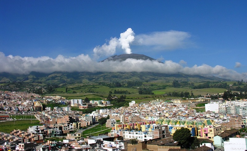 Vulcão na região de Cordilheira dos Andes na Colômbia