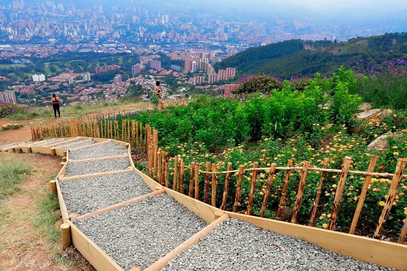 Caminho no Cerro de Las Tres Cruces em Medellín