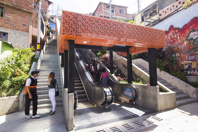 Escada rolante na Comuna 13 em Medellín
