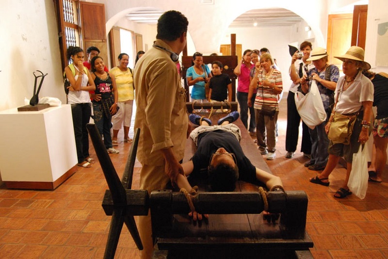 Visitantes no Palácio da Inquisição em Cartagena