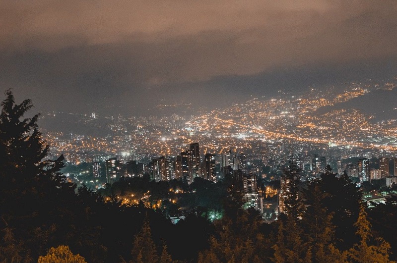 Mirador Las Palmas em Medellín à noite
