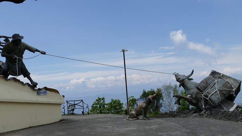 Parte inferior do Monumento a los Colonizadores em Manizales
