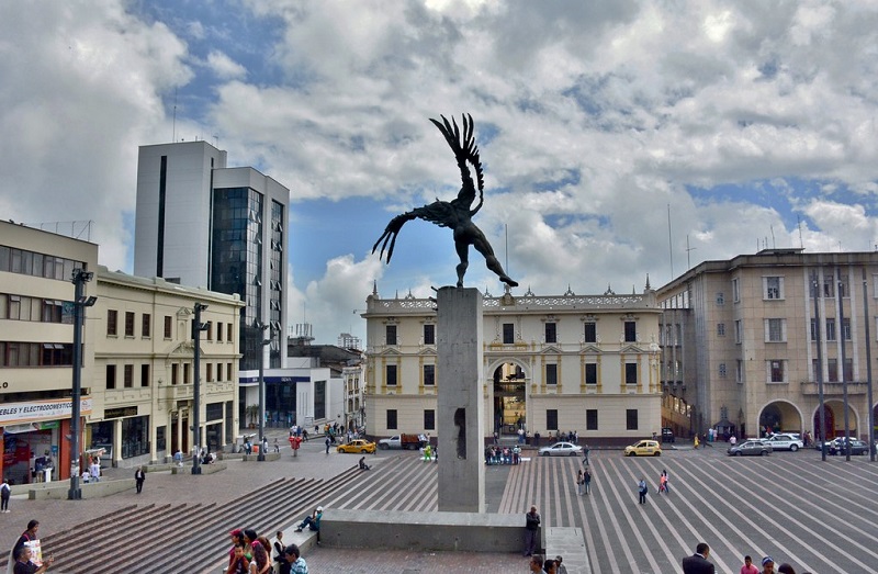 Estátua Bolívar Cóndor na Plaza de Bolívar em Manizales