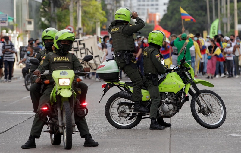 Policiais em Medellín