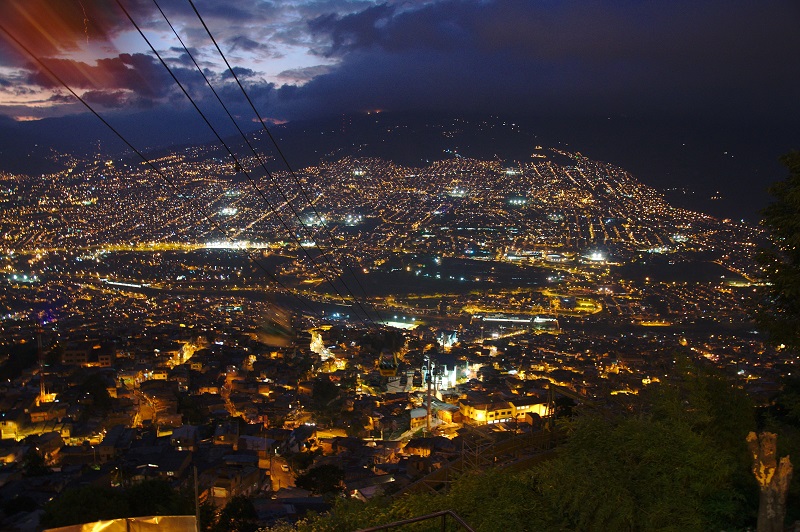 Santo Domingo Savio em Medellín à noite