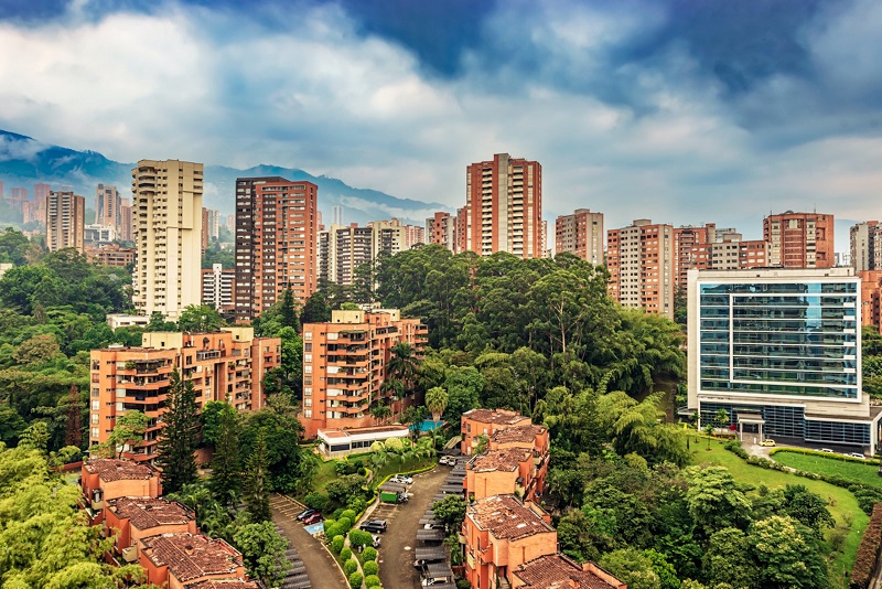 Vista ampla do bairro El Poblado em Medellín