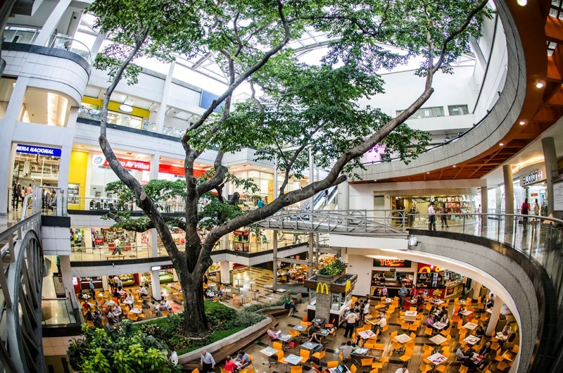 Interior do shopping Oviedo em Medellín
