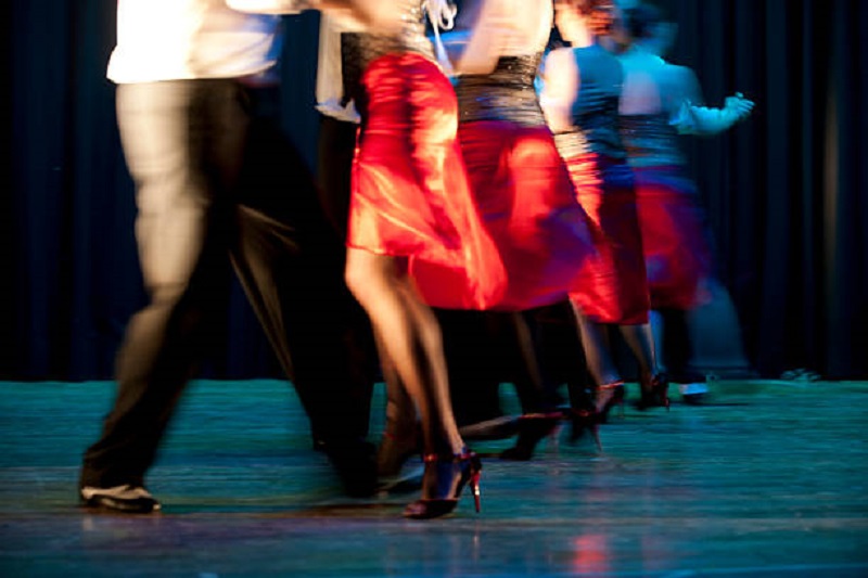 Pessoas dançando no ritmo da salsa