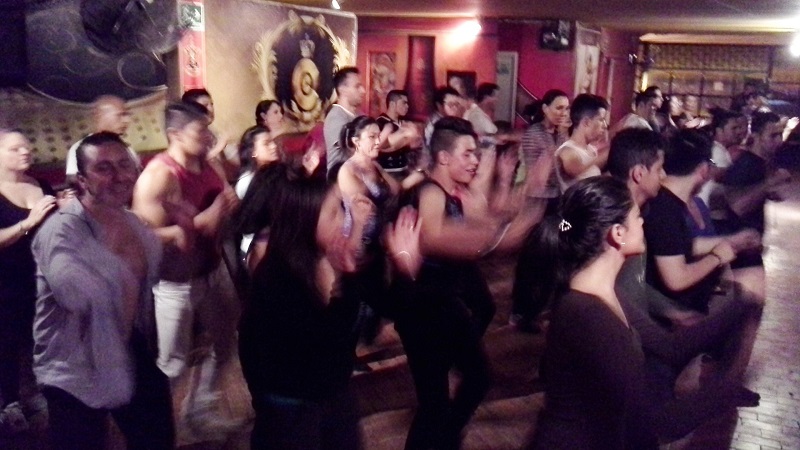 Pessoas dançando no El Templo de la Salsa em Bogotá