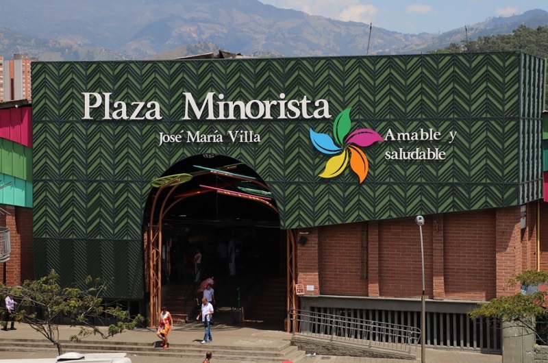 Entrada do mercado Plaza Minorista em Medellín