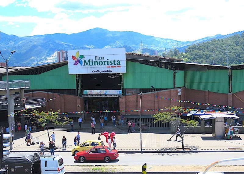 Fachada do mercado Plaza Minorista em Medellín