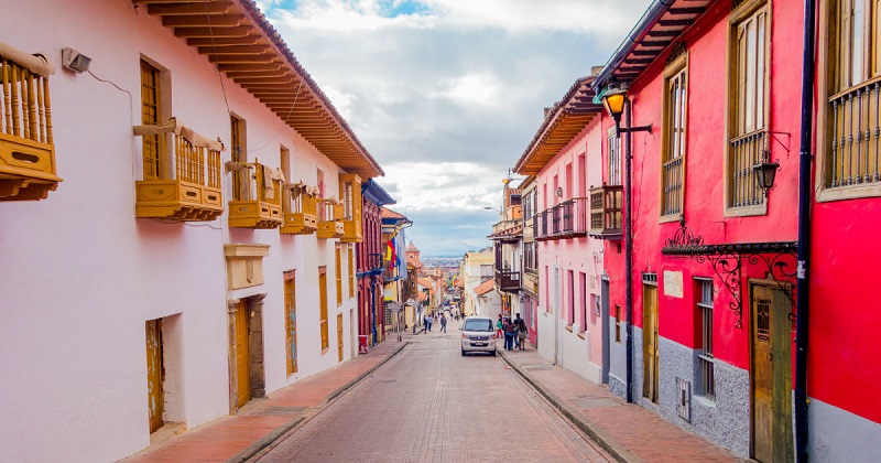 Rua em La Candelaria na cidade de Bogotá na Colômbia