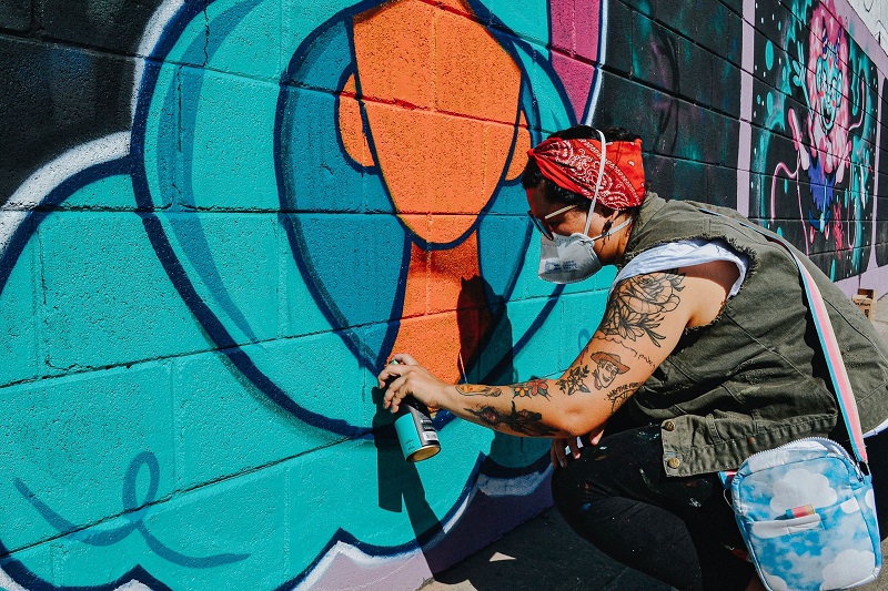 Artista fazendo um grafite