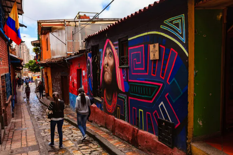 Viela com muro desenhado em Bogotá