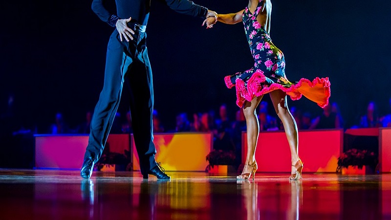 Dançarinos profissionais de salsa