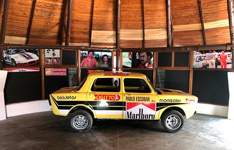 Carro exposto na Casa Museo Pablo Escobar em Medellín