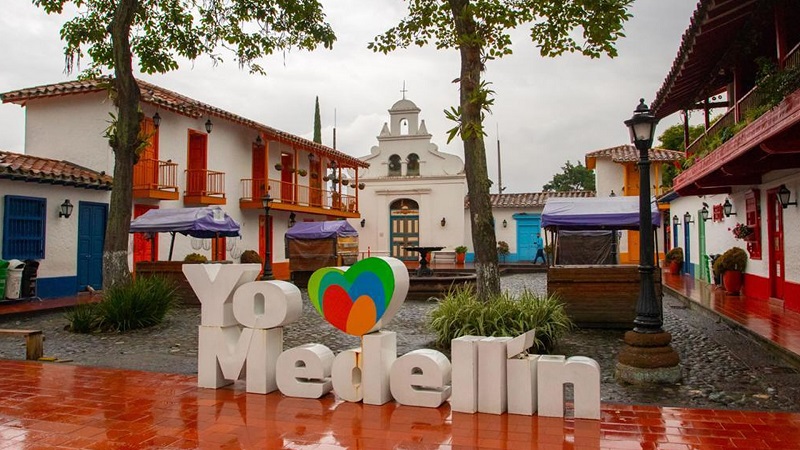 Letreiro "Eu amo Medellín"