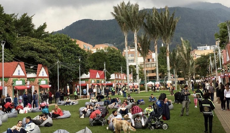 Pessoas curtindo o Parque 93 em Bogotá